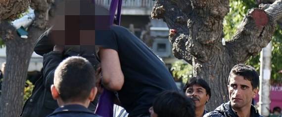أوروبا رفضت استقبالهم.. لاجئون يشنقون أنفسهم في أشهر ساحة بالعاصمة اليونانية