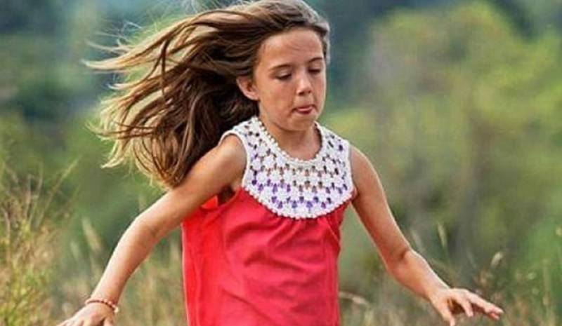 فيديو مروع- طفلة تنقذ شقيقتين لتواجه مصيرا مأساوي