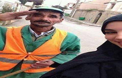 "سيلفي" مع عامل نظافة تشعل مواقع التواصل الاجتماعي.. والسبب؟!