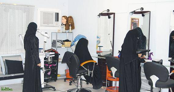 فضيحة كبرى داخل صالون تجميل في دولة عربية بالفيديو..