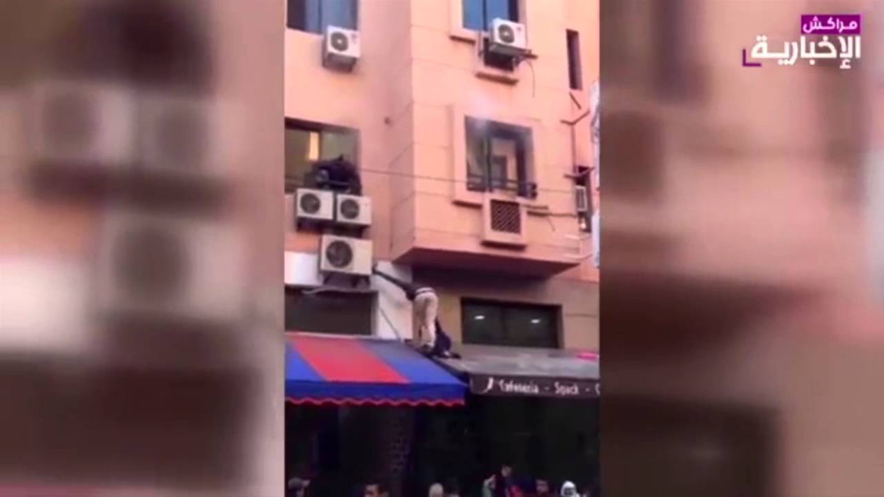 بالفيديو: عاملات يقفزن من الطابق الثاني هربا من...