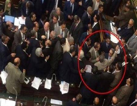 بالفيديو- نائب مصري يضرب زميله بالحذاء في البرلمان