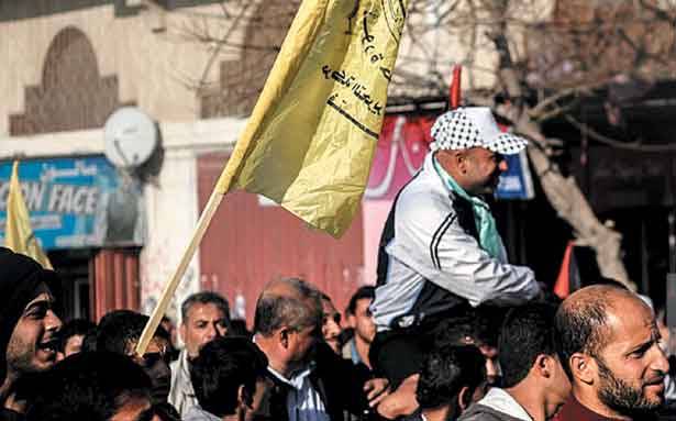 أهالي مخيم قلنديا تصدوا لمجموعات «متنكرة» للعدو عريقات : لحشد الدعم الدولي للافكار الفرنسية للسلام
