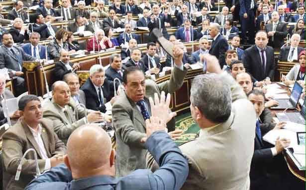 نائب مصري ضرب زميله بالحذاء
لاستقباله للسفير الإسرائيلي