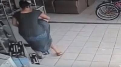 فيديو : سرقت تلفزيون بلازما وخبأته تحت تنورتها