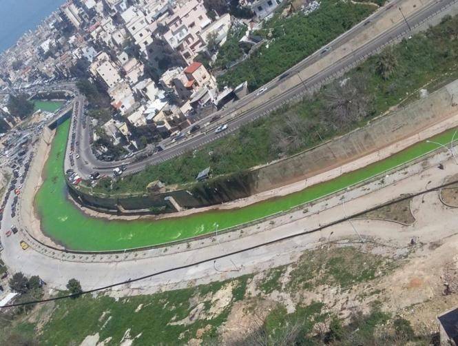 بالصورة: نهر أبو علي باللون الأخضر!