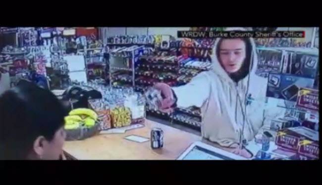 فيديو للص يُشهر سلاحه بوجه موظفة.. ومفاجأة لم يتوقعها