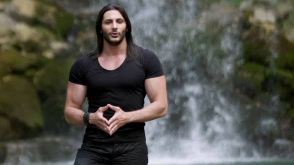 بالفيديو الساحر السعودي يسقط من ارتفاع عالي ويصاب بكسور وهو ينفذ خدعة