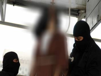 أمرأة تلد أثناء إعدامها وخروج روحها لربها
