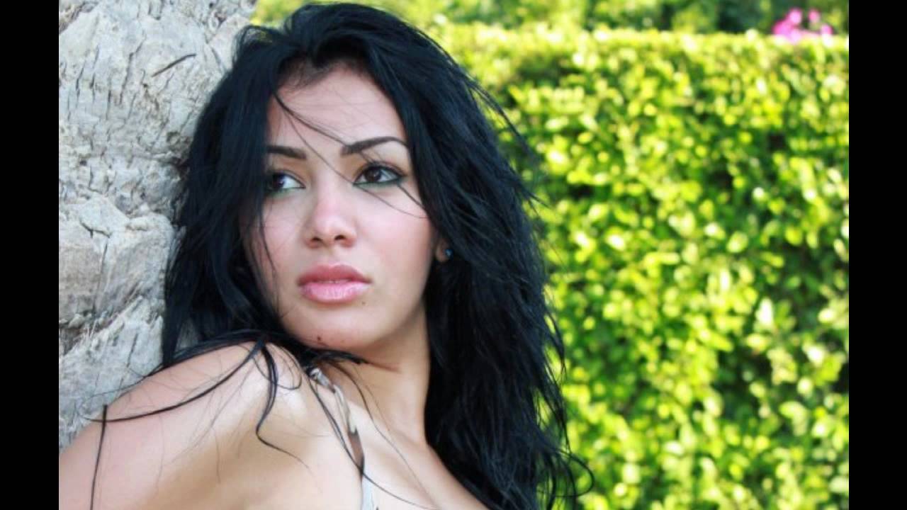 ضابط يصف ميرهان بالعاهرة ويحمل ملابسها الداخلية أمام أفراد القسم (فيديو)