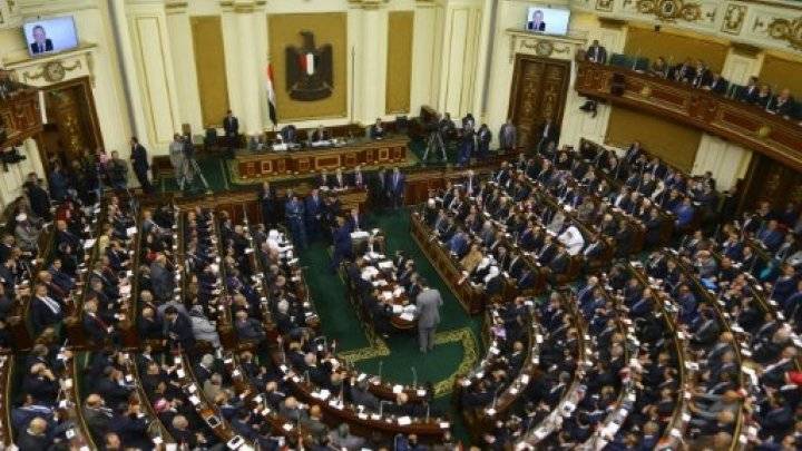 البرلمان المصري يسقط عضوية الإعلامي توفيق عكاشة لاستقباله السفير الإسرائيلي بمنزله