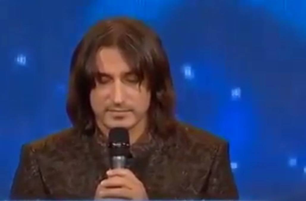 شاهد بالفيديو: هذا الرجل سينقلكم الى عالم آخر.. لا هو غناء ولا هو موسيقى!