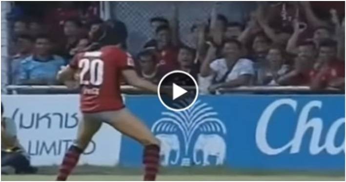 بالفيديو: شاهد.. لاعب احتفل باحرازه هدف بخلع "الشورت" أمام الجمهور!