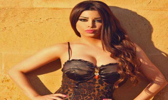بالصورة.. رولا يموت ملكة الإغراء في Tattoo تمتّد من بطنها نزولاً إلى…