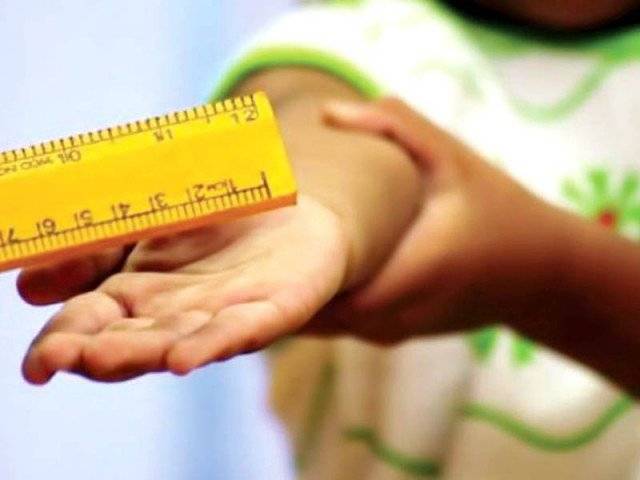 بالفيديو: معلمة تضرب طفلة بوحشية والسبب لا يصدق
