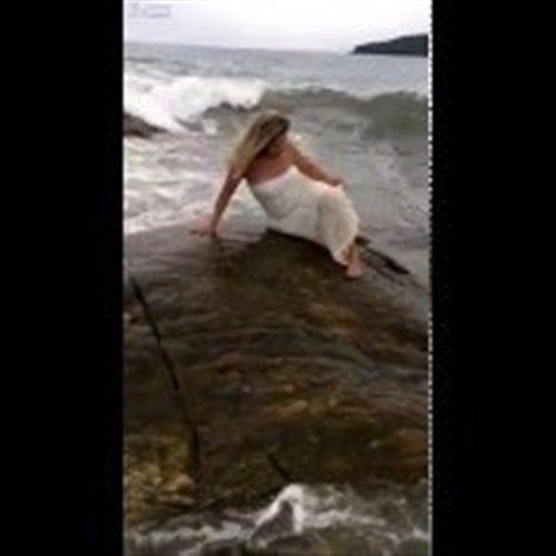 بالفيديو- حاولت استعراض مفاتنها على الشاطىء فتعرضت لموقف محرج!