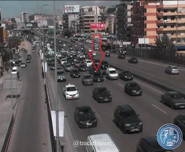 تعطل سيارة على جسر انطلياس باتجاه جل الديب والعمل جار على رفعها من المحلة