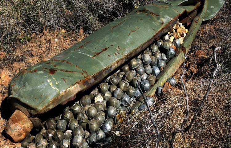 طائرات التحالف السعودي تواصل إلقاء القنابل العنقودية فوق اليمن