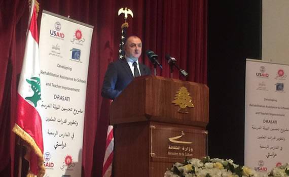 بالفيديو: وزير التربية محاصر في الأونيسكو!