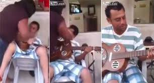 بالفيديو - لماذا ضربت هذه المرأة الغاضبة زوجها بعنف؟