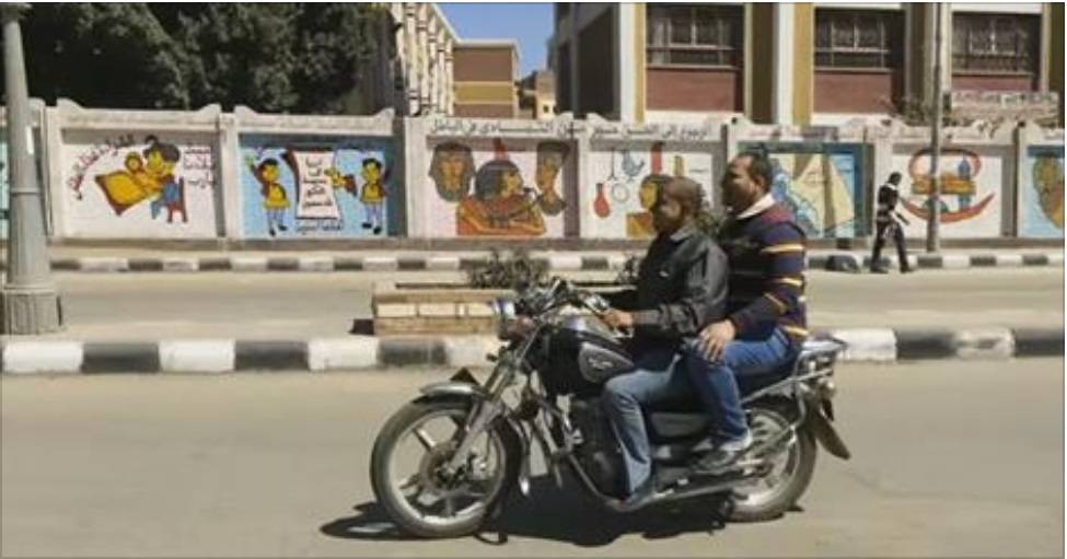 هل رأيت اعمى يقود دراجة نارية؟ شاهد الفيديو!