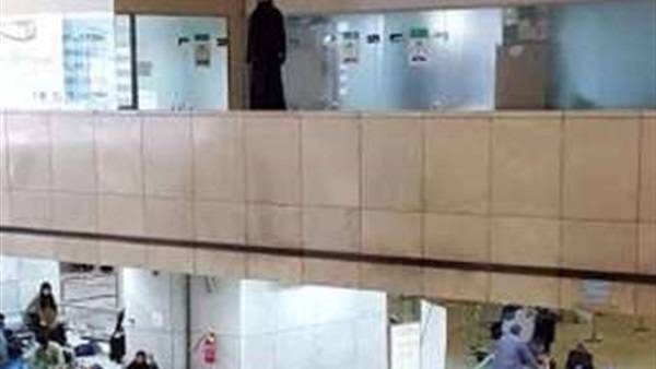 بالفيديو..فتاة تحاول الانتحار بمطار الملك عبد العزيز بجدة