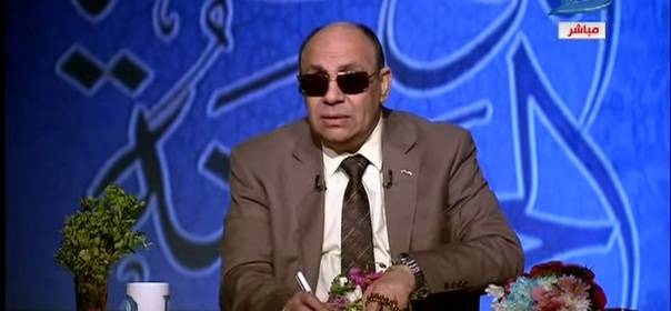 داعية مصري يهاجم عادل إمام ويتهمه بتقليده: “خليك في كارك يا بيضة وابعد عني” !