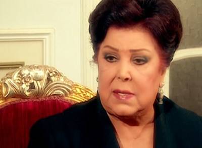 بالصور.. رجاء الجداوي تنهار أثناء تشييع زوجها