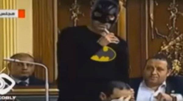 بالفيديو - نائب مصري سابق يحضر جلسة محكمة بزي باتمان وهذه النتيجة ...