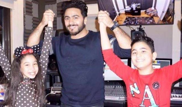 بالصور:  تامر حسني يفي بوعده مع أطفال the voice