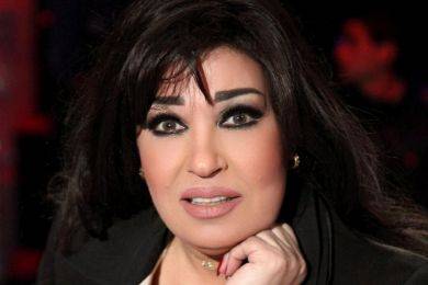 صور فيفي عبده تثير الجدل في عزاء والنشطاء يكتشفون عيباً في أظافرها!