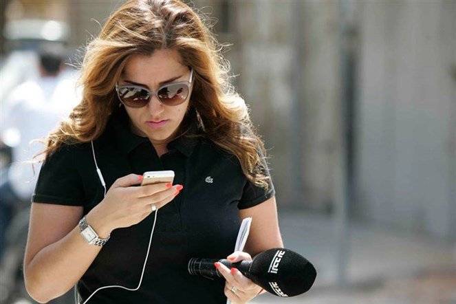 بالصورة: خلاف بين "مذيعة الجديد" و"مستشار سلام".. فماذا فعل الاخير؟