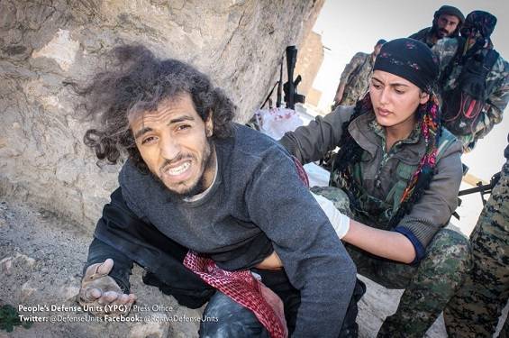 بالفيديو.. مقاتلة كردية تعالج “داعشي” بعد أسره