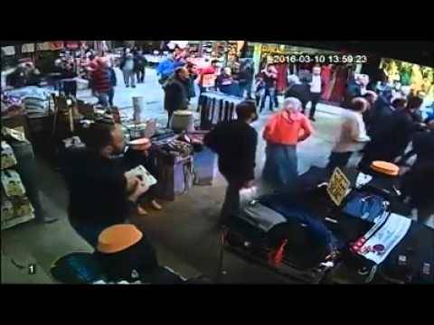 فيديو: رجل تركي يعتدي على طفل سوري بوحشية ويضربه في الأرض