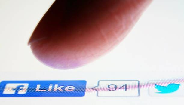 وضع إعجاب على صورة المرأة على "فيسبوك".. محرم شرعا؟