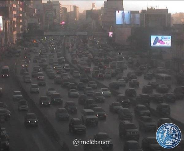 تم ازالة السيارة المعطلة على اوتوستراد جل الديب المسلك الشرقي والسير يعود تدريجيا الى طبيعته