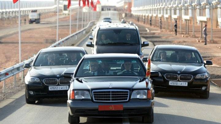 بالفيديو: شاب يعترض موكب الملك محمد السادس في الرباط