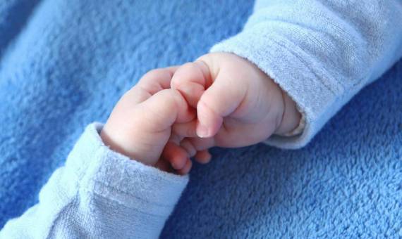 امرأة تنجب طفلين توأم من رجلين والزوج الغبي يصر انهم ابدلوا واحدا منهما قبل أن تعترف الخائنة