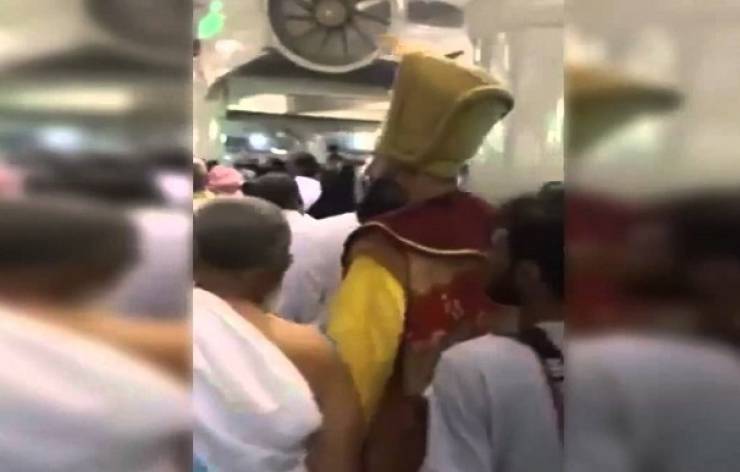 بالفيديو- ظهور رجل غريب بالحرم المكي يثير دهشة المعتمرين!
