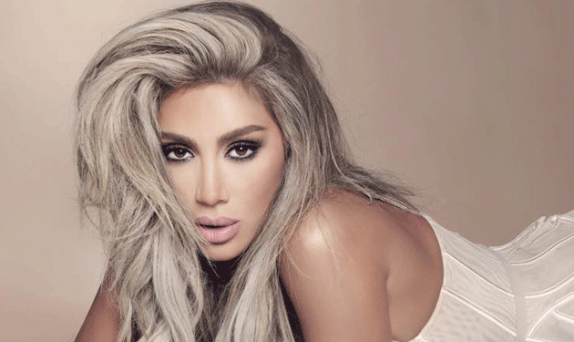 بالصورة.. من هو الرجل الذي يرافق مايا دياب وابنتها؟