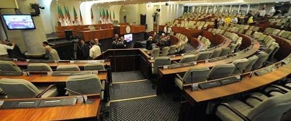استقالة النواب من البرلمان الجزائري تتحول إلى 