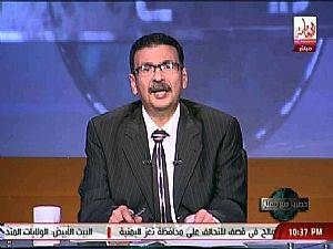 مذيع يتعرّض لموقف محرج على الهواء