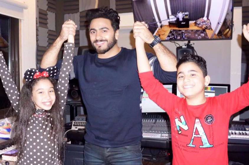 تامر يسجلّ أغنية مع فريق The Voice Kids والظهور الأول للسيسي معه  بالفيديو