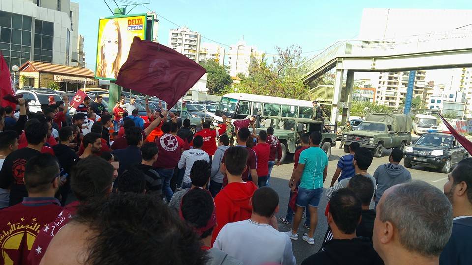 جمهور النجمة يقتحم ملعب برج حمود بعد منعه من حضور المباراة ويشتبك مع القوى الامنية