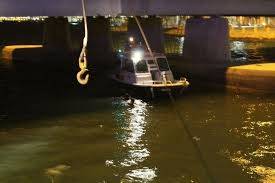 سقوط سيارة بداخلها ركاب في البحر عند الطريق البحرية في طبرجا ووحدة الانقاذ البحري في الدفاع المدني تعمل على انتشالها