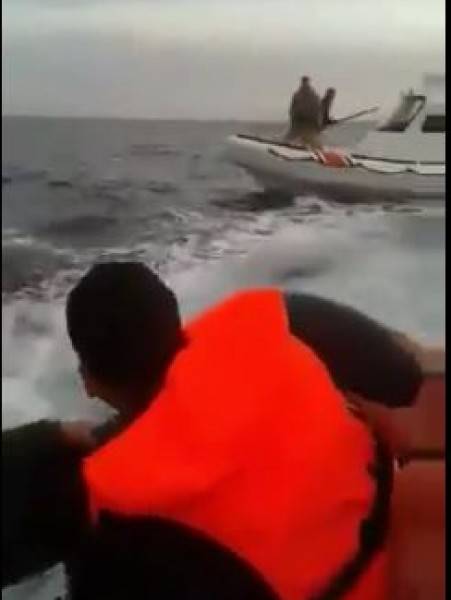 بالفيديو خفر السواحل التركي يعتدي على لاجئين من بينهم سوريين  في عرض البحر