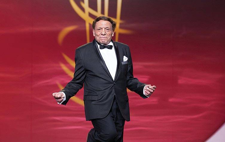 بالفيديو عادل امام  يكشف اسرارا عن عائلته ويتحدث عن وفاة والدته