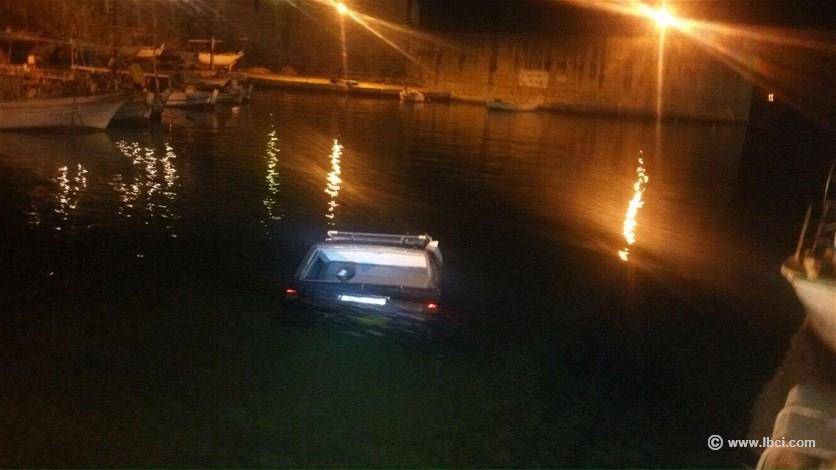 بالصور: سقوط سيارة مع ركابها في البحر في طبرجا