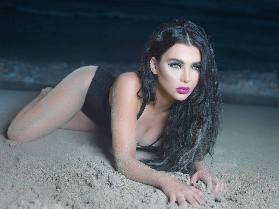 الفنانة قمر في صور مثيرة!!
