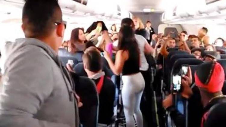 بالفيديو.. فضيحة "نسائية" على متن طائرة أميركية